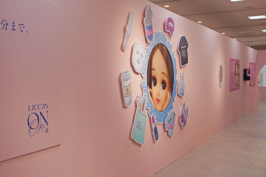 『リカちゃんのON／OFF展』入口にある、直径約1mの「Welcomeリカちゃん」（2月3日撮影／Lmaga.jp）