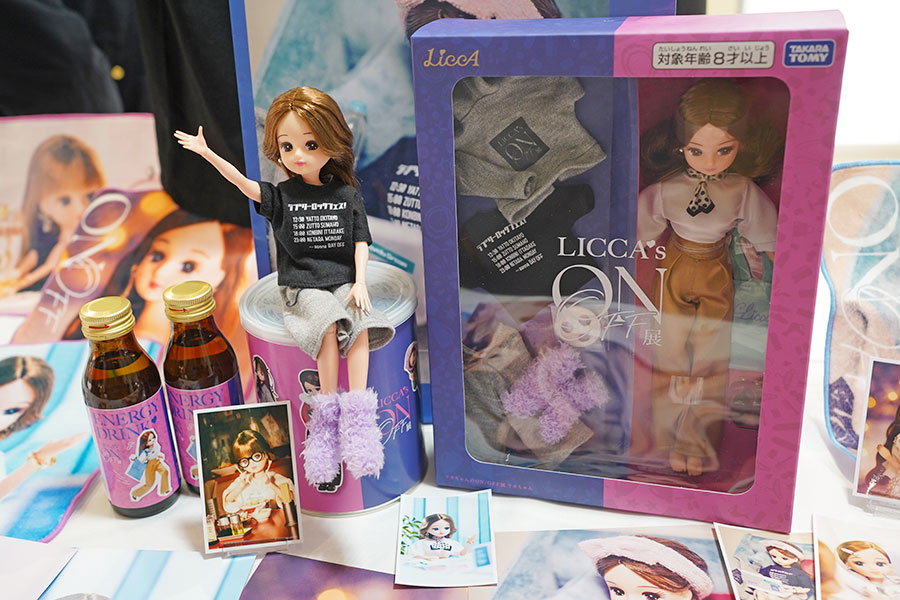 『リカちゃんのON／OFF展』グッズショップで販売される、「オリジナルリカちゃん」（1万1000円）や「エナジードリンク」（500円）（2月3日撮影／Lmaga.jp）
