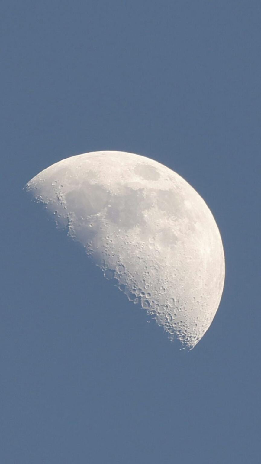 マドリードから見た2月の昼の月、上弦。