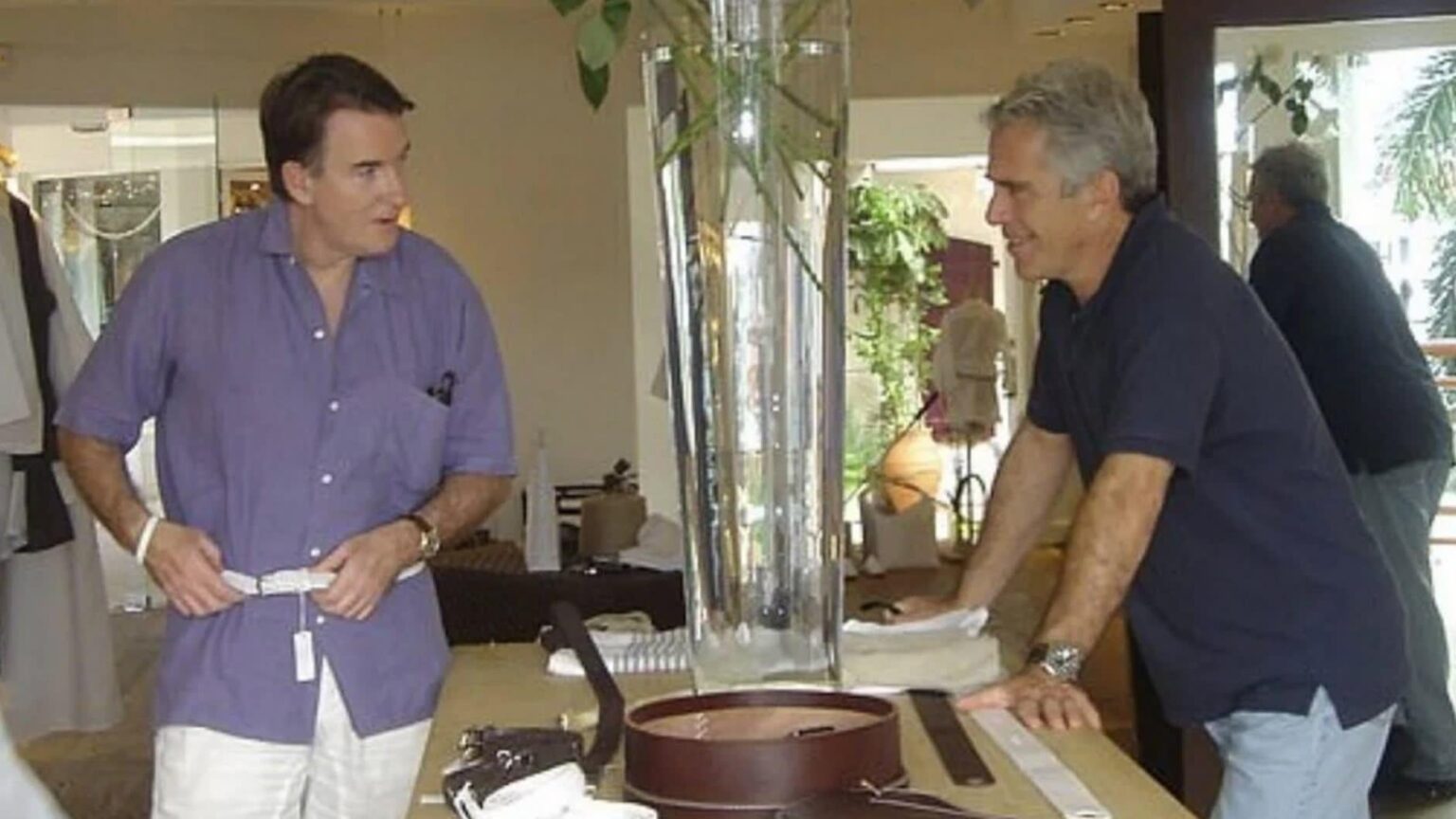 マンデルソン氏、英国政府の機密税制計画をエプスタイン氏に漏洩