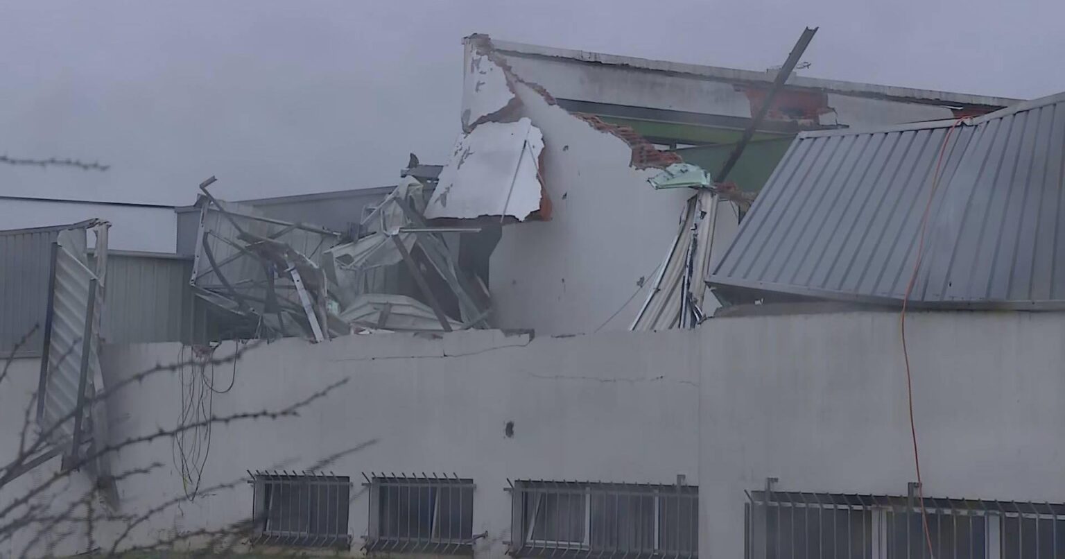 政府、税金を抱えたストーム・クリスティン被害者への支援を打ち切る