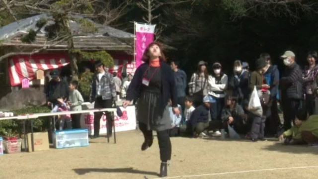 最高記録は13メートル!　梅の種飛ばし大会 “好プレー”“珍プレー”続出 愛媛・宇和島市