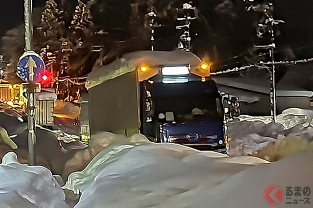 「不適切タイヤでスリップ事故が起きました！」国道事務所“立腹”発表に批判殺到！ 「免許返納しろ！」「高額な罰金でいい」 大雪のなか「溝なしタイヤ」トラックが事故！ 冬タイヤ装着を呼びかけ 福井