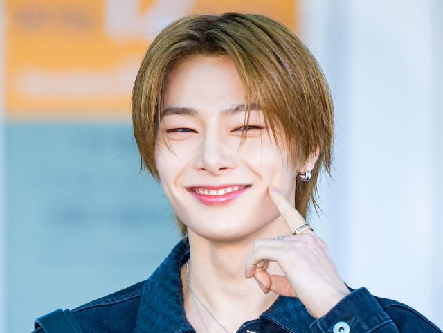 Stray Kids・I.N、可愛らしいポーズで“末っ子”の魅力全開に!一体感のあるルックでイタリアへ