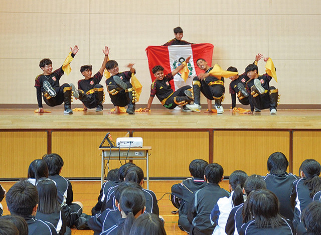 ２年連続のペルー交流 給食や体操で心通わす〈茅ヶ崎市・寒川町〉