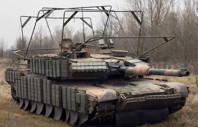 ロシア軍の“要塞エリア”を制圧する「強力な戦車」の映像を公開 実は戦車が前に出ることすら今は異例？