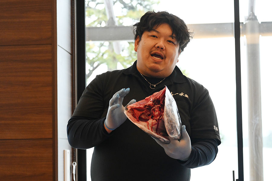 都まぐろの特徴を話す、地元の水産業者「山一水産」の佐田野寛司代表取締役（2月11日）