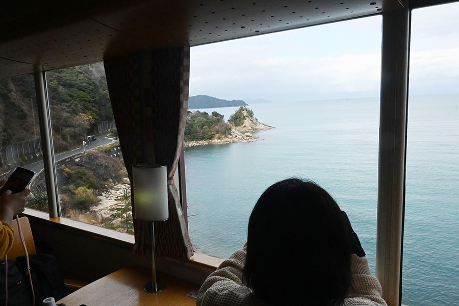 「丹後あかまつ号」では、絶景ポイントで撮影時間も（2月11日）