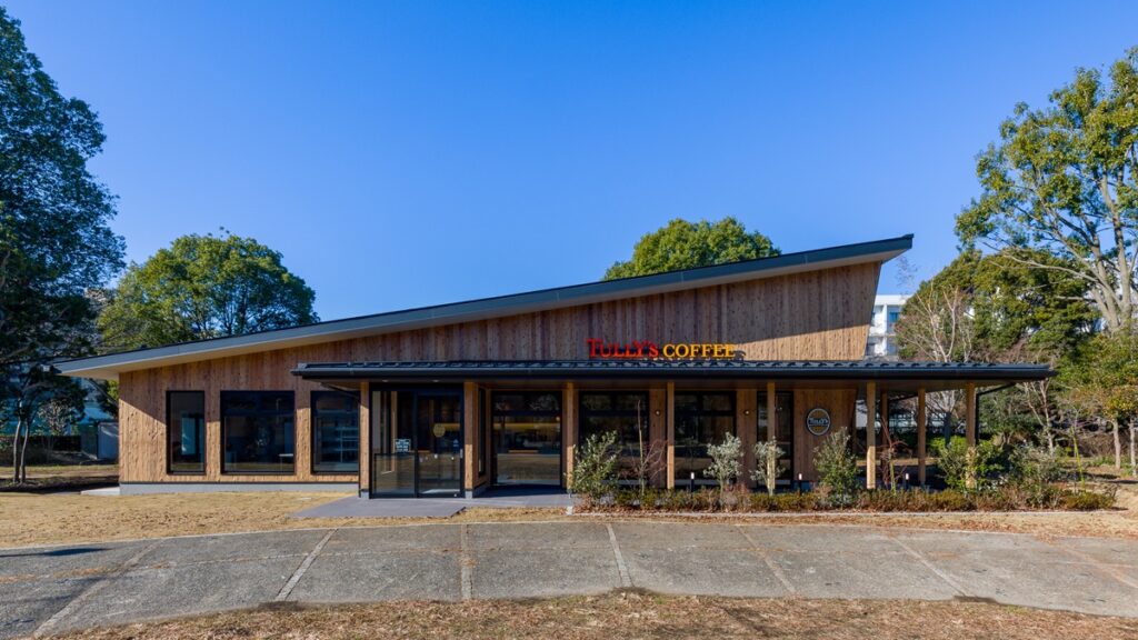 神奈川県相模原市に自然と調和する木造店舗「タリーズコーヒー ロースター相模大野中央公園店」が開業 | AMP[アンプ] - 人生の豊かさを生む瞬間を情報でつくりだす新世代向けビジネスメディア