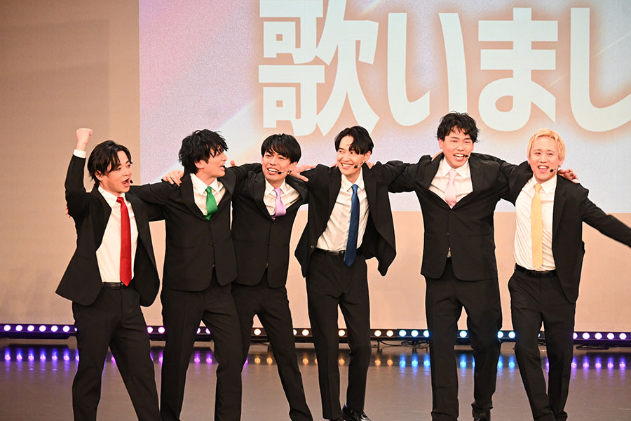 「よしもと漫才劇場」発の6人組おじさんアイドルユニット・漫烈（Lmaga.jp撮影）