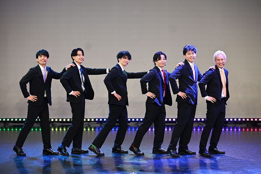 「よしもと漫才劇場」発の6人組おじさんアイドルユニット・漫烈（Lmaga.jp撮影）