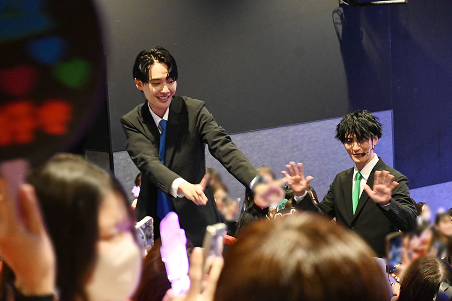 ライブの終盤で、客席に降りてファンを沸かせた櫻井とたかのり（Lmaga.jp撮影）