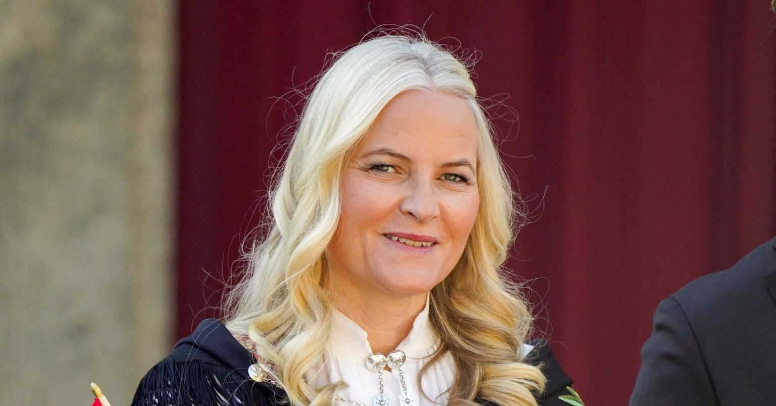 メッテ・マリット皇太子妃が国王と王妃に謝罪