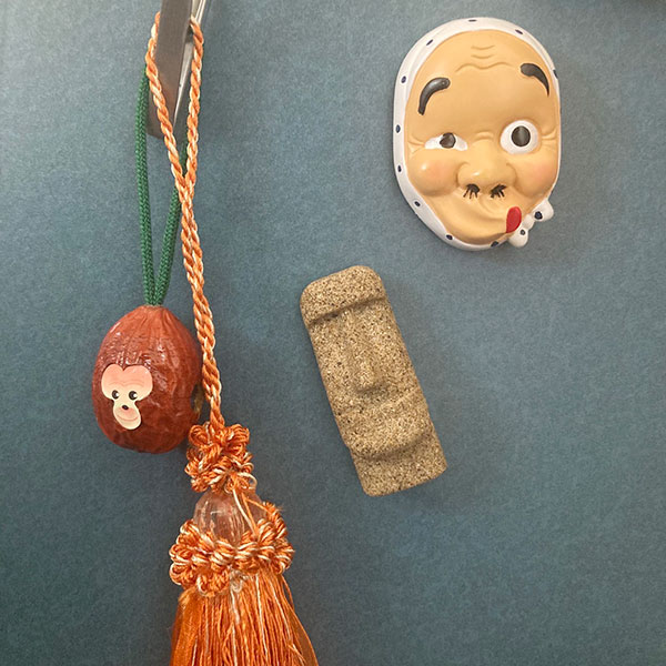 ヨウコさんのお気に入り宮崎土産。南男猿や、ひょっとこ＆モアイのマグネットは、玄関のドアに貼って、出かける度に旅を思い出すそう（写真／ヨウコさん）