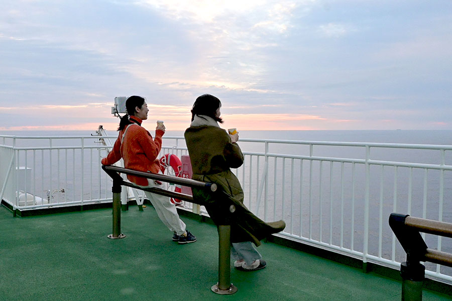 朝は早起きして甲板へ。日の出を見ながらあったかいコーヒーを飲む至福のとき