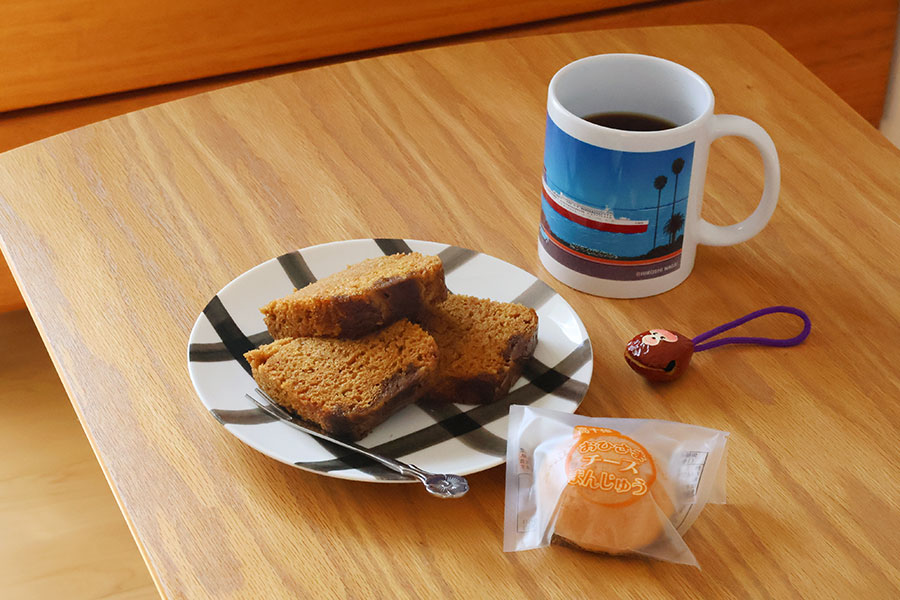 大阪の自宅で宮崎土産を堪能。ふかふか、チーズ饅頭、宮崎カーフェリーのマグカップ、南男猿（写真／ハシオさん）