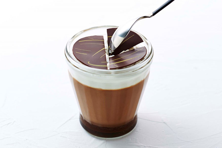 「濃密プレミアムチョコレートプリン」（594円）