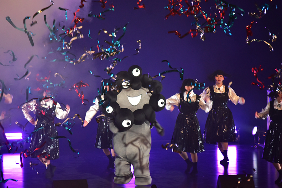 アバンギャルディとキレキレダンス。色とりどりなテープも発射された（2月16日・SkyシアターMBS）