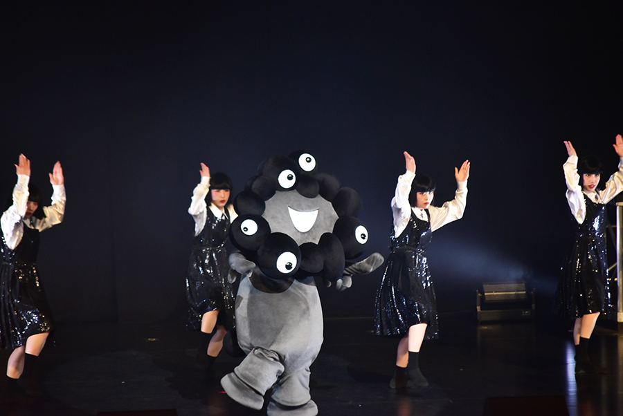 初お披露目…「黒ミャクミャク」にファン絶叫、感謝祭が大阪・梅田で | Lmaga.jp