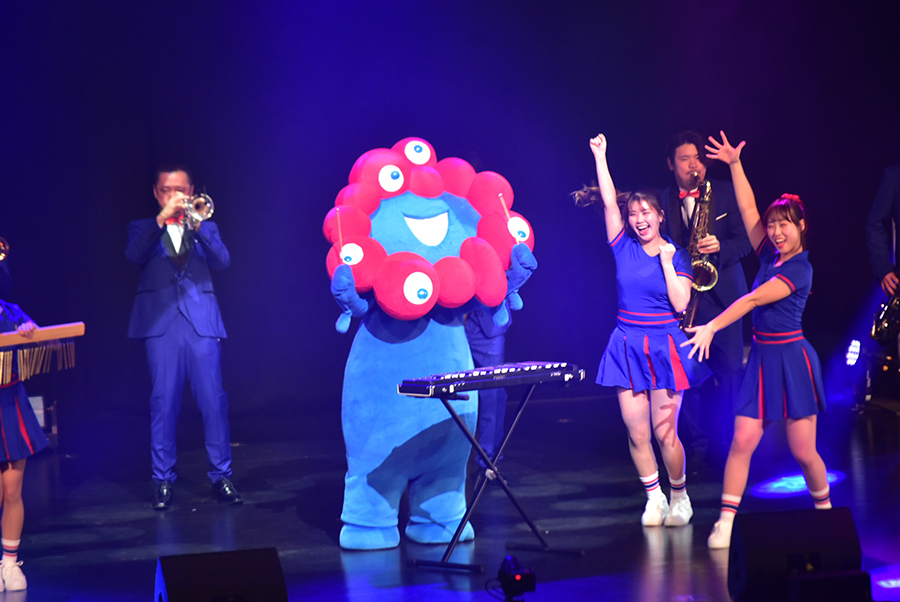 ミャクミャクがキーボードやトライアングルなどの楽器を演奏しつつ、ダンスも（2月16日・SkyシアターMBS）