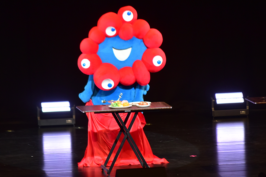 テーブルクロス引きにチャレンジするミャクミャク。練習したものの本番では失敗し、ファンに謝っていた（2月16日・SkyシアターMBS）