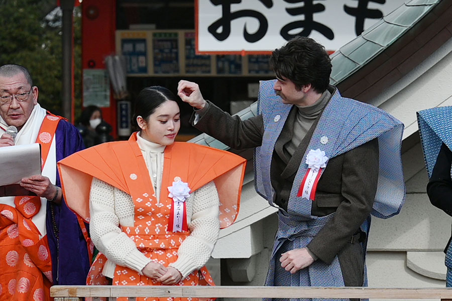 『節分祭』で髙石あかりの頭についた何かを取るトミー・バストウ（2月3日・成田山不動尊）