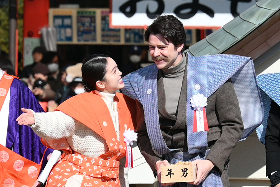 『節分祭』でトミー・バストウに何かを教える髙石あかり（2月3日・成田山不動尊）