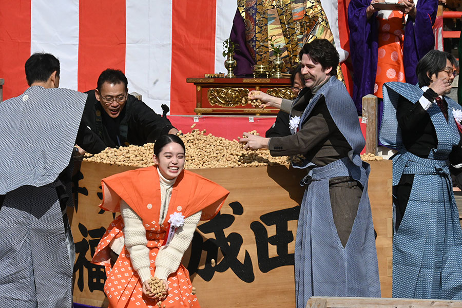 おトキちゃん&ヘブンさん、大阪成田山で笑顔の豆まき…参拝者歓喜「なんか泣けた」 | Lmaga.jp おトキちゃん&ヘブンさん、大阪成田山で笑顔の豆まき…参拝者歓喜「なんか泣けた」 | Lmaga.jp
