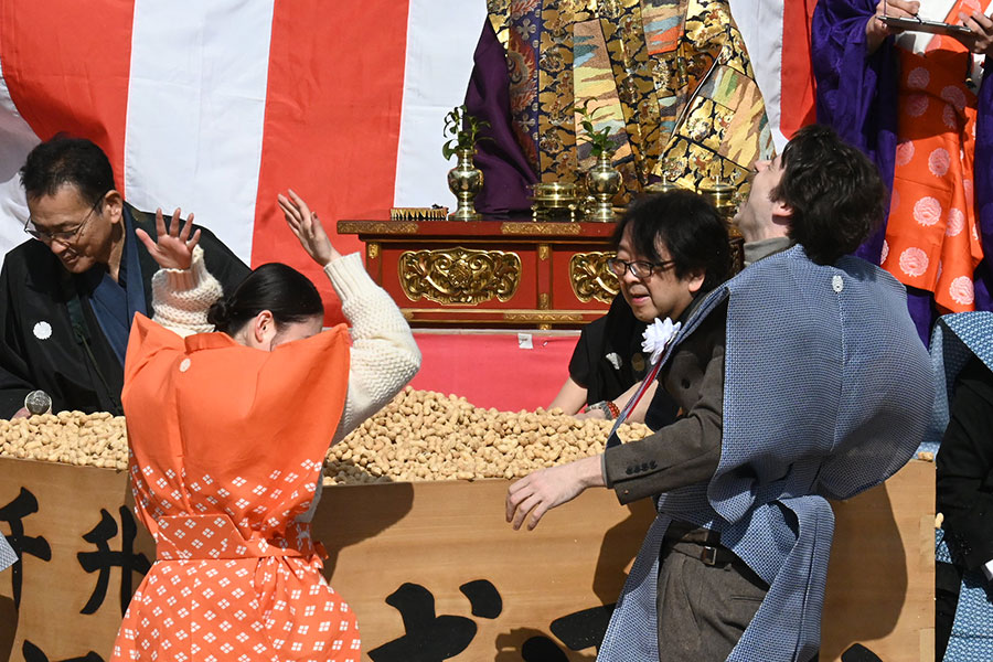 『節分祭』にて、髙石あかりに爆笑するトミー・バストウ（2月3日・成田山不動尊）