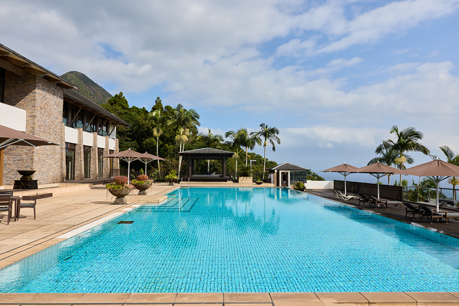〈sankara hotel & spa 屋久島〉のインフィニティプール。屋久島の水質は軟水の中でもトップクラスの超軟水。サウナの水風呂としても利用でき、極上のディープリラックスが体験できる。
