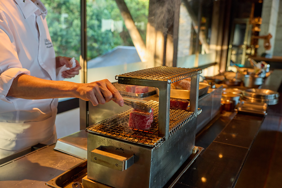 ダイニング〈okas〉で夕食を。屋久島そして九州の大地が育んだ素材をふんだんに。オープンキッチンで。