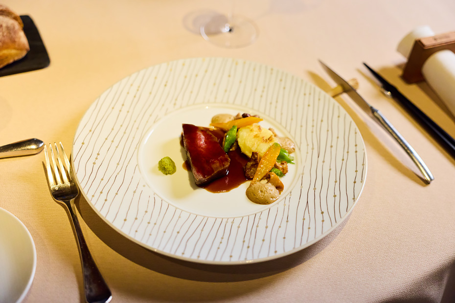 鹿児島県鹿屋の中山黒牛を使ったメイン料理。炭火でじっくりと焼き上げた肉は、驚くほどやわらかく、さっぱりと。 