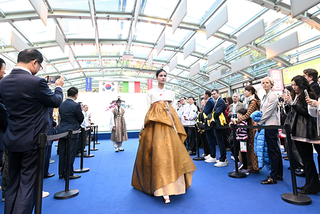 コリアハウス開館式の韓服ファッションショー。 写真=大韓体育会