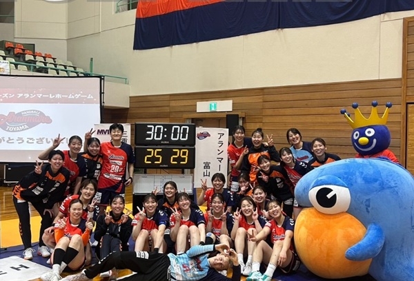 写真2025/26シーズン、日本女子ハンドボールリーグHバイオレットアイリスを破ったアランマーレ選手たち、写真出典=アランマーレ