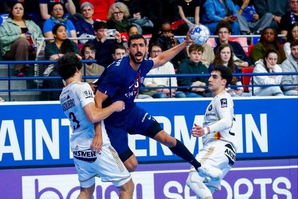 写真2025/26シーズンのフランス男子ハンドボールリクイモリ&middot;スターリーグパリ&middot;サンジェルマンとフォークの試合の様子、写真出典=パリ&middot;サンジェルマン