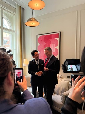 「次はオーストラリアでランニングかな…」。オーストラリアの副首相兼国防相とツーショット（小泉防衛相のXから）