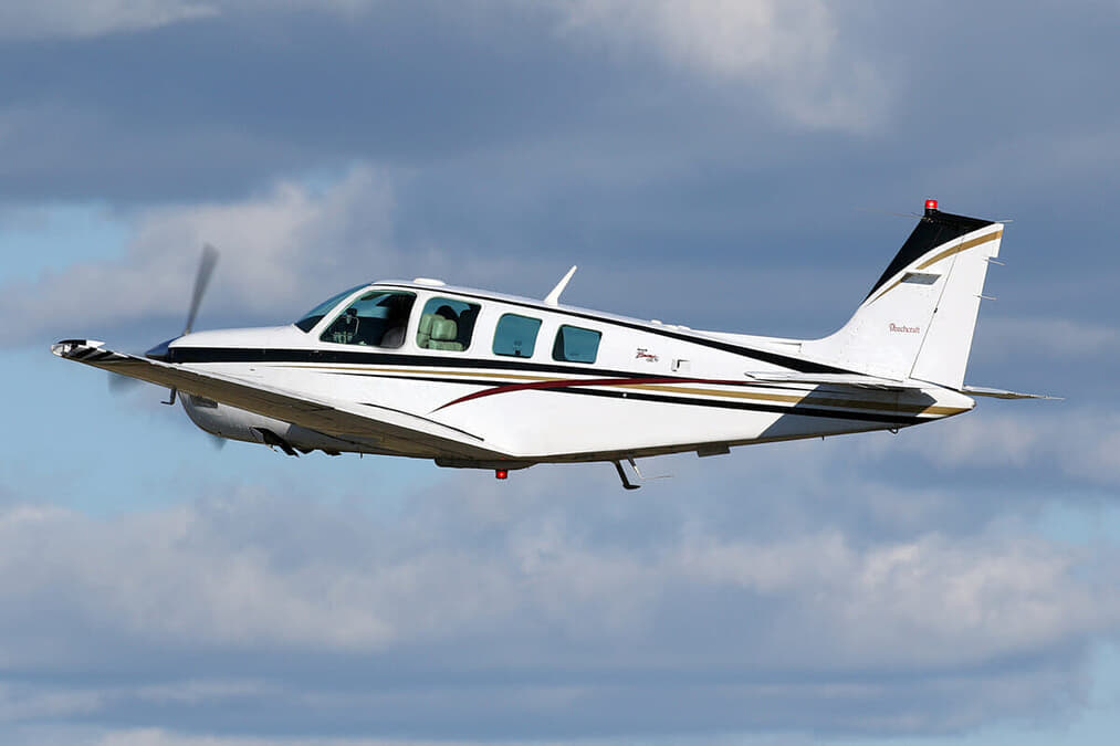 【動画】「どうやって...」交通量の多い道路に飛行機が緊急着陸する衝撃シーン...「理解不能」な操縦技術をネット絶賛 - ニューズウィーク日本版 オフィシャルサイト