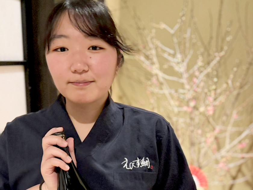 新潟市の海鮮居酒屋『越後の旬と地酒 えびす鯛』のスタッフおすすめ！青木酒造「鶴齢 純米大吟醸」と「のど黒の炭火焼」のペアリングが絶品♪｜にいがた酒の陣 新潟酒月 - 地域情報サイト「ガタチラ」