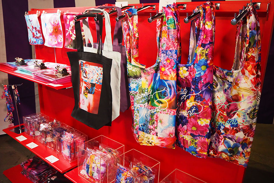 オリジナルグッズも販売。アパレルや雑貨、菓子などが揃う