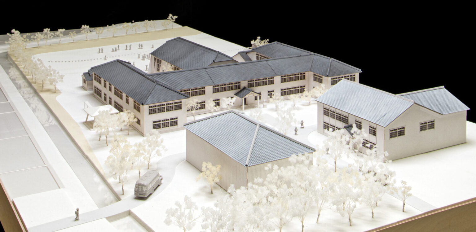 卒業生の記憶からよみがえる、かつての学び舎　旧・野々市尋常高等小学校を学生が精巧に復元 ［建築模型作品の贈呈式］－金沢工業大学－ - 大学プレスセンター