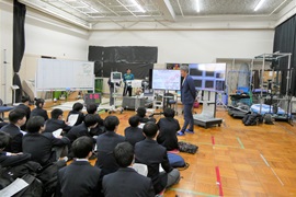 川越町出身の寺本圭輔教授は大学ならではの研究設備で後輩へ授業