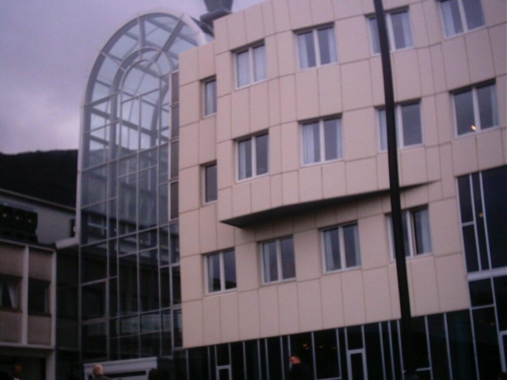 ベルゲンにあるこの学校の名前は何ですか? (2003 年の写真)