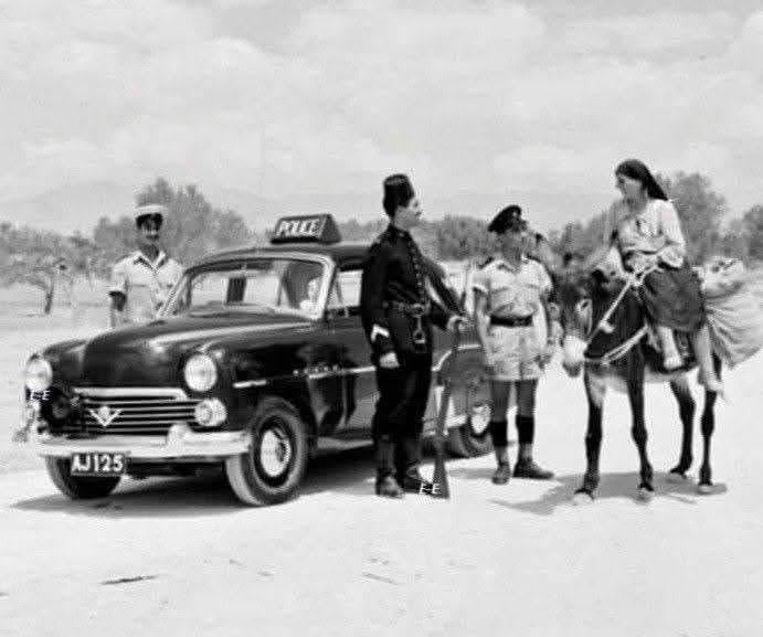 イギリス植民地時代の警察は、ロバを連れて徘徊する女性を呼び止めた。おそらく村から町へ向かう途中だったのだろう。