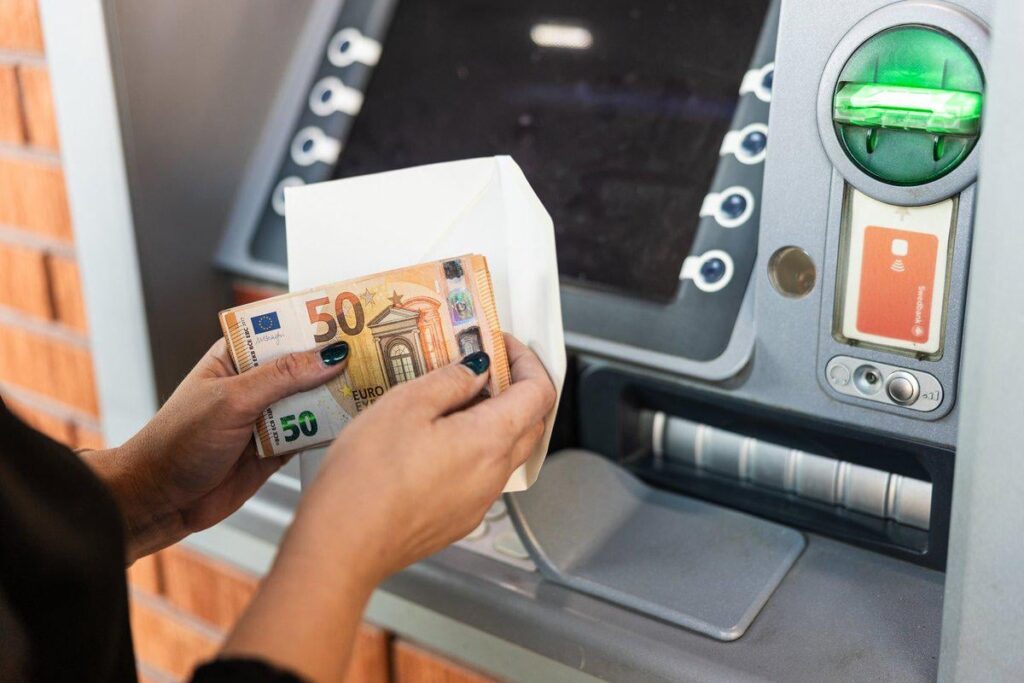 約12万ユーロがだまし取られた。最大額は再びモニカ・ヘルムの名前を使った詐欺師によって失われた