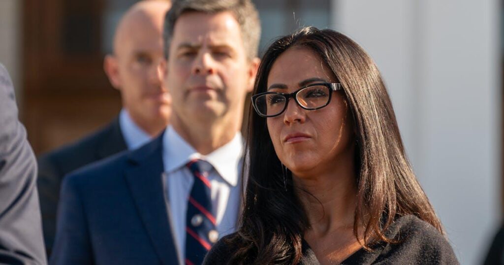 MAGAはヒラリーのエプスタイン証言録取を狂わせたローレン・ボーバートに激怒