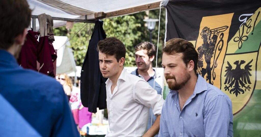 市議会選挙の FvD 候補者は極右組織で活動していた