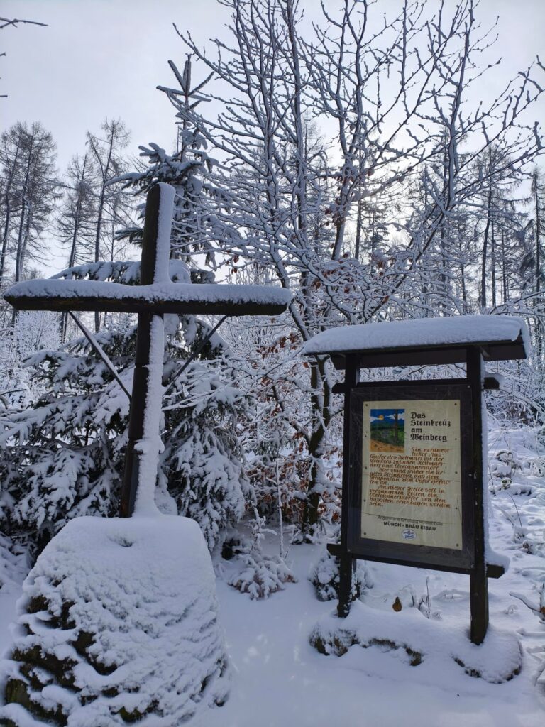 雪の中を歩いていると、古い石の十字架を見つけました。ドイツ東部コットマール。 [OC]