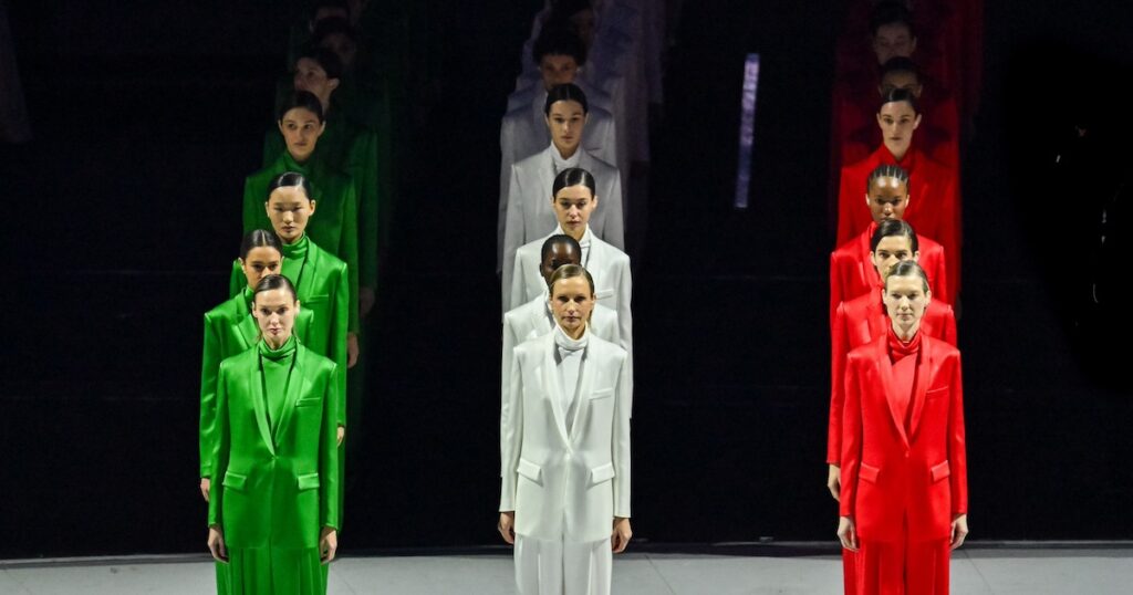 ミラノ冬季五輪開会式、イタリア国旗をイメージしたエレガントな演出　故ジョルジオ・アルマーニが関与 - WWDJAPAN