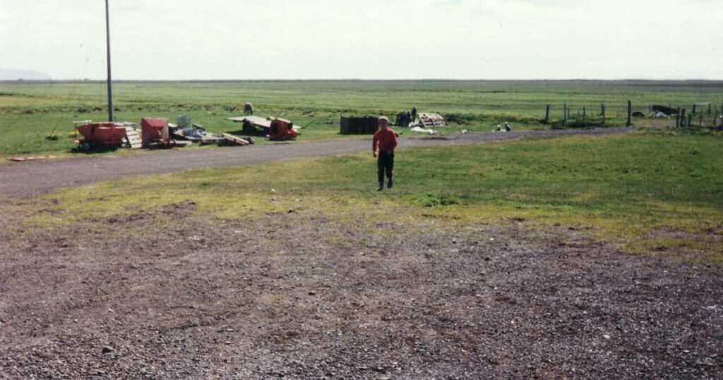 9人の男が農民をひどい暴力で告発