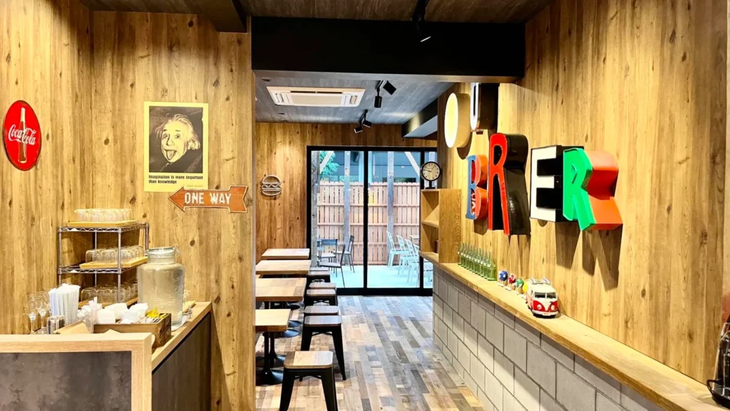OLUバーガー 店内